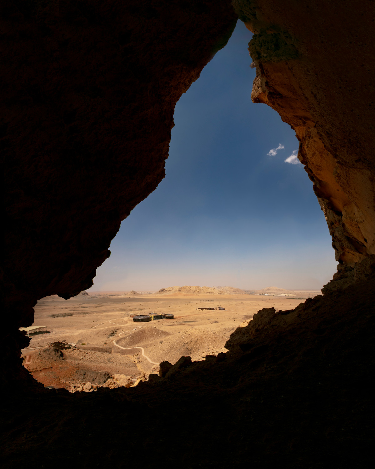 Im Umfeld des Jebel Buhais finden sich Grabstätten aus der Stein-, Bronze und Eisenzeit.
