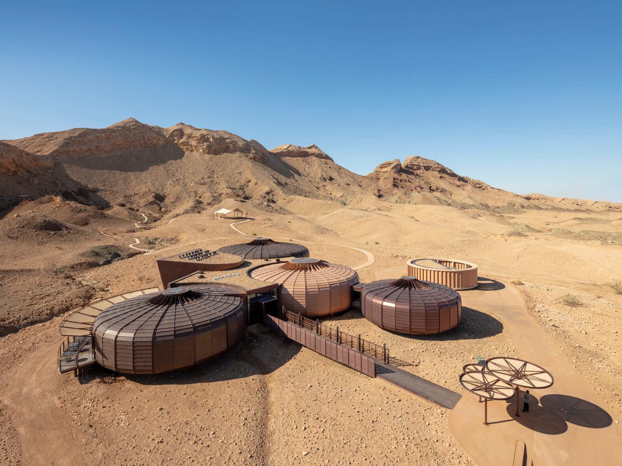 Der Buhais Geology Park von Hopkins Architects ist in der Wüste östlich von Schardscha in der Nähe der Felsformation Jebel Buhais zu finden.