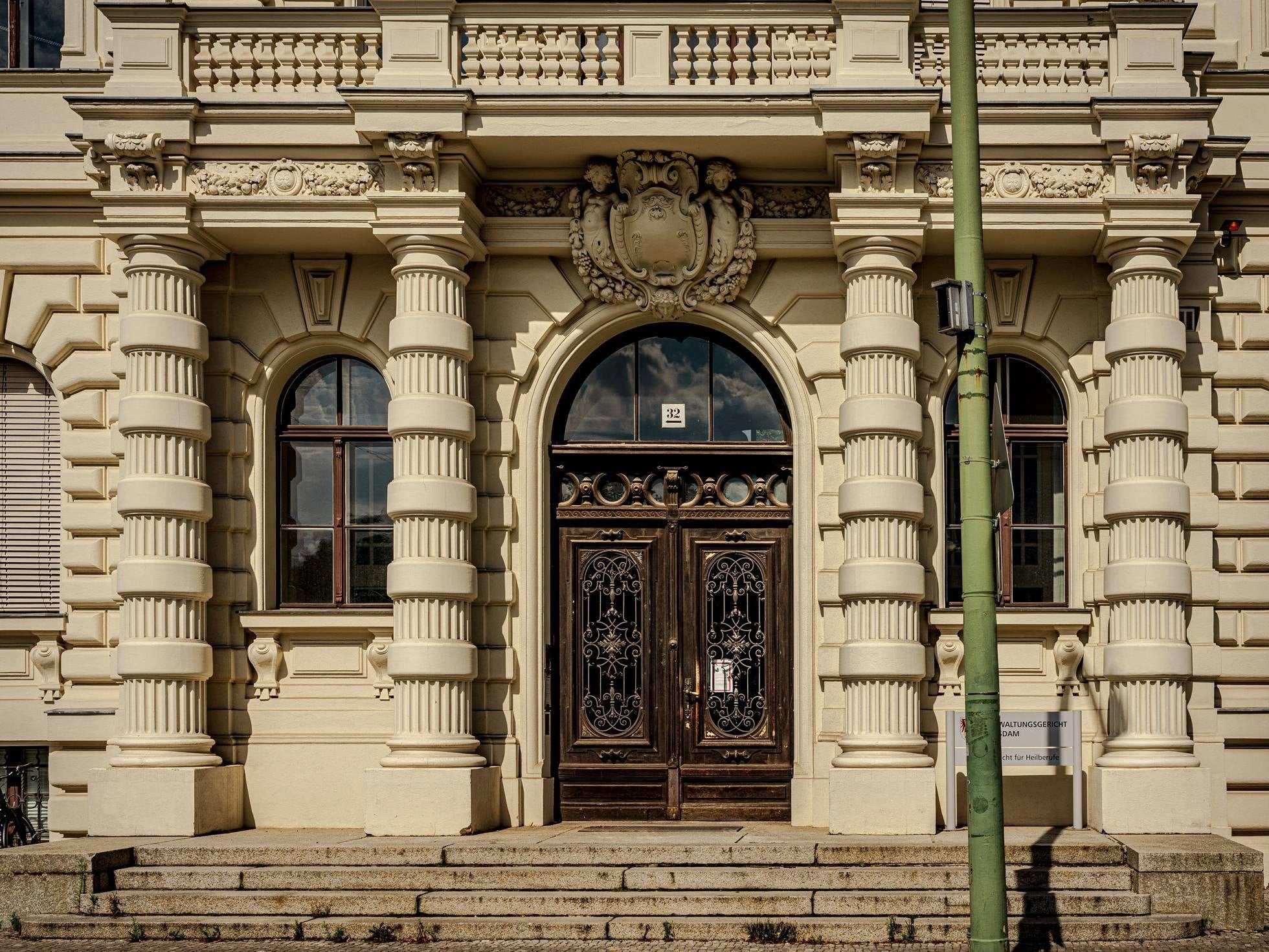 Mittelrisalit mit zwei Turmaufsätzen, dreiteilige Staffelung in Sockel, Bel Etage und Aufsatz, Oper in Zagreb, 1895 von den Wiener Architekten Ferdinand Fellner und Herman Helmer erbaut. Als "Logo-Farbe" ist das Gebäude in Habsburgergelb gestrichen, genau wie das Schloss Schönbrunn, in dem der Kaiser von Österreich-Ungarn residierte. Die Eingangstür ist exakt in der Mittelachse der Schaufassade. 