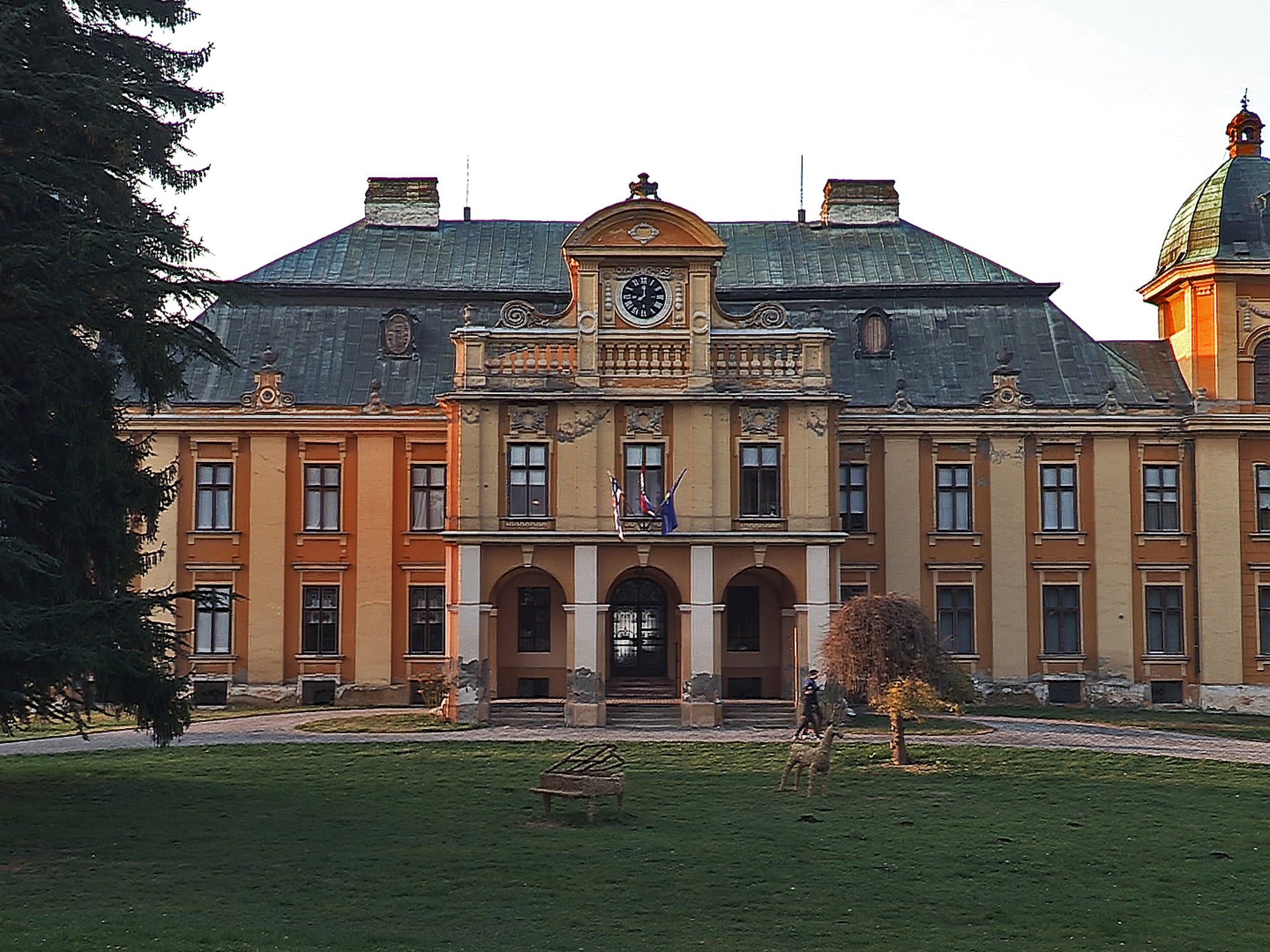 Mittelrisalit mit drei vertikalen Achsen, Barockgiebel und Scheinbalustrade, Schloss Pejacevic, 1811/12, in Nasice in Kroatien. Dieses Schloss, der Familiensitz der Grafen von Pejacevic und der Komponistin Dora Pejacevic, zeigt inmitten eines vormals hochherrschaftlichen "Englischen Gartens" mit Teich und Gartenpavillon die originale spätbarocke Bausubstanz. Heute dient es als Museum und Kunstgalerie.