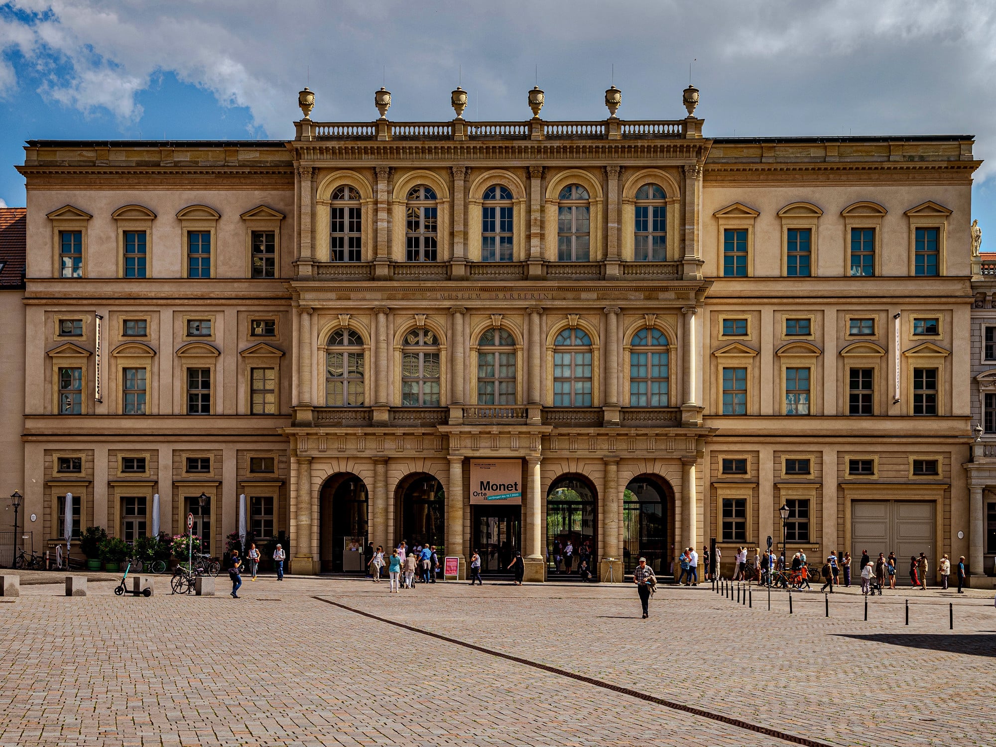 Mittelrisalit mit 5 vertikalen Achsen, Museum Barberini in Potsdam am Alten Markt, ursprünglich 1771/72 erbaut von Carl von Gontard als Hommage an den Palazzo Barberini in Rom, ab 2013 rekonstruiert von Hilmer & Sattler und Albrecht mit Finanzierung durch den IT-Unternehmer Hasso Plattner, 2017 als Kunstmuseum eröffnet