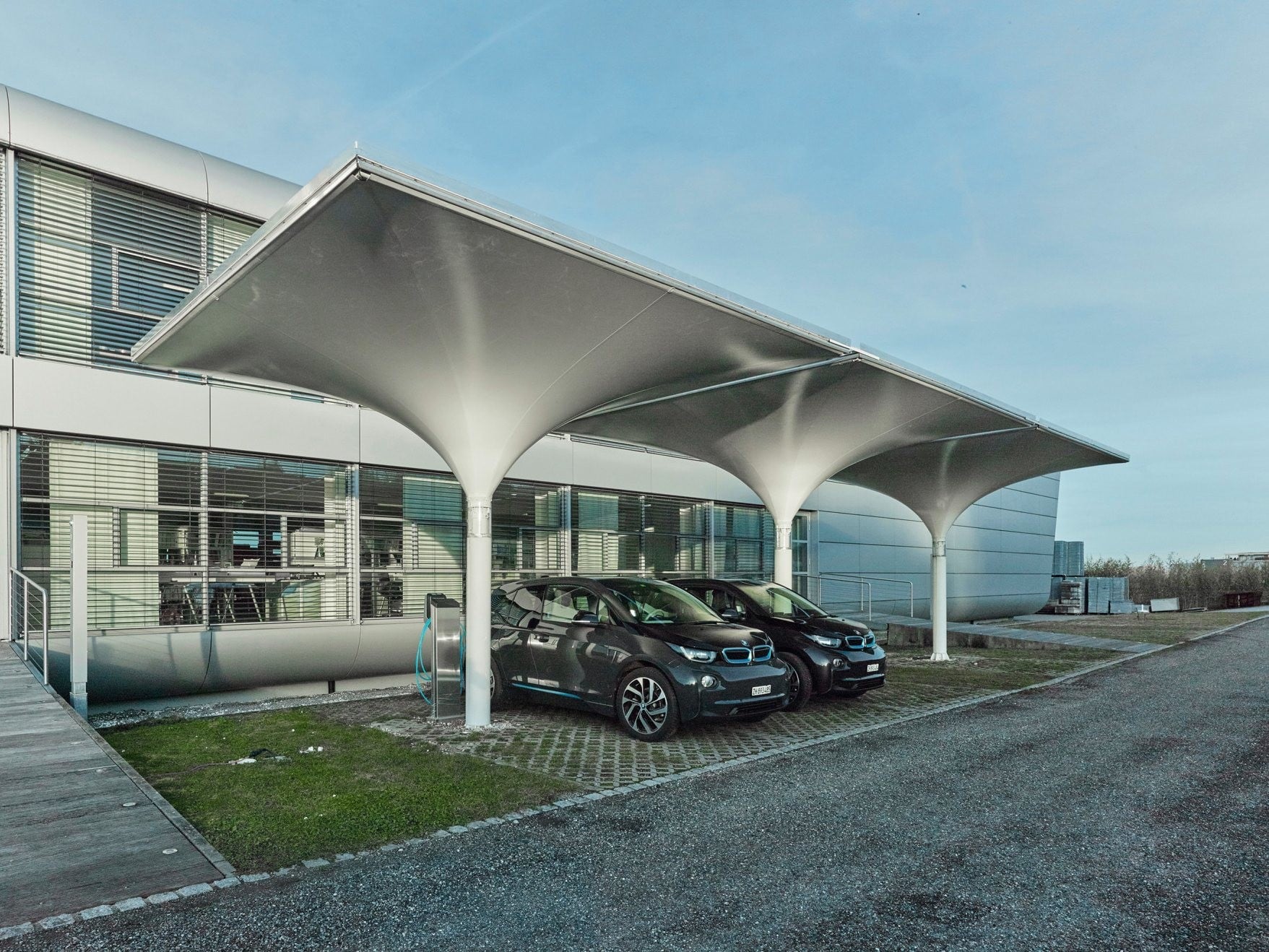Ein Carport für die Smart City: Der Solarcarport von MDT-tex wurde speziell für das Laden und die Beschattung von E-Fahrzeugen entwickelt.