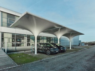 Ein Carport für die Smart City: Der Solarcarport von MDT-tex wurde speziell für das Laden und die Beschattung von E-Fahrzeugen entwickelt.