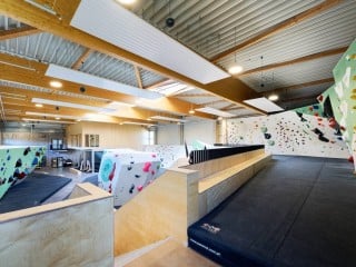 Im baden-württembergischen Villingen-Schwenningen ist auf 750 Höhenmetern eine neue Kletter- und Boulderhalle entstanden.