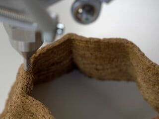 Am Fraunhofer-Institut UMSICHT forscht Biodesignerin Julia Krayer im Rahmen des Projektes FungiFactoring an Schallabsorbern auf Grundlage von Pilzmaterial (im Bild: Druck eines Probenkörpers).
