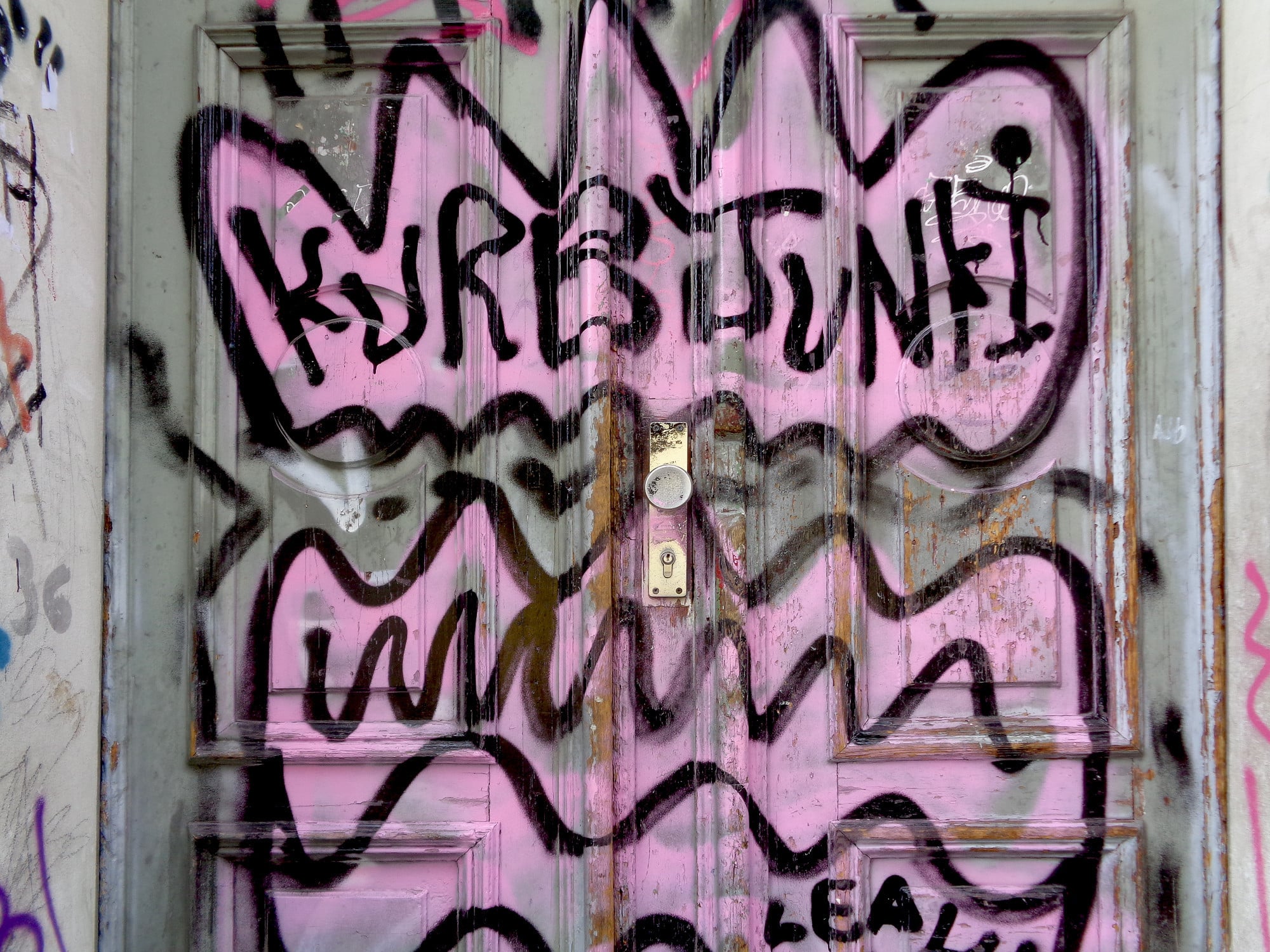 Graffiti an Tür und Tor in Berlin-Neukölln