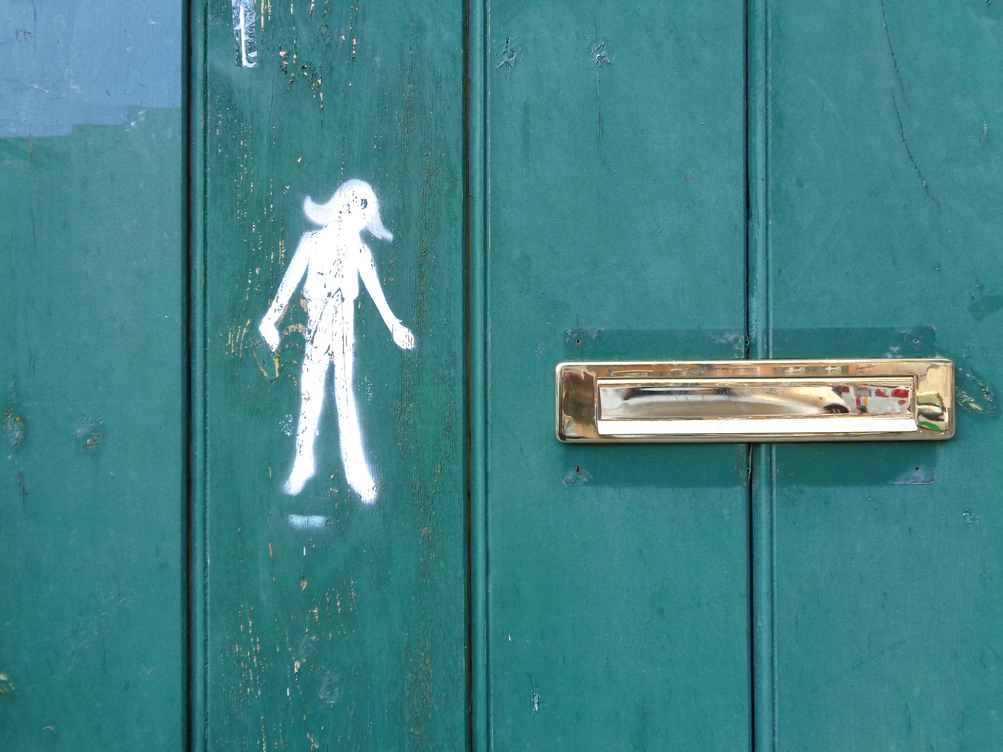 Schablonen-Graffiti an einem Holztor