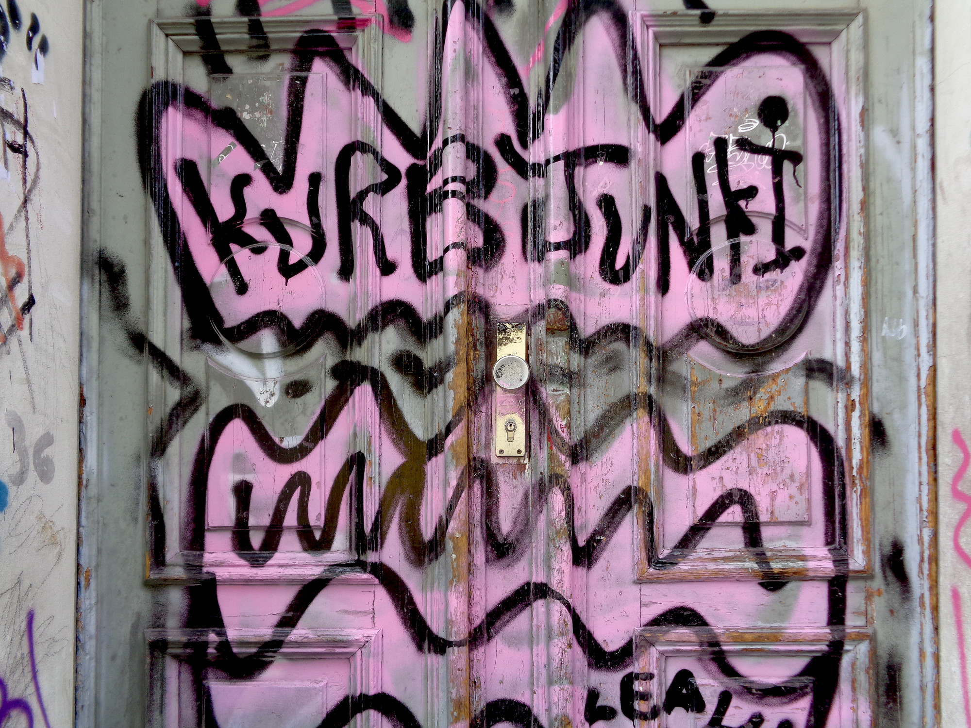Sprühfarbe an einer Holztür, Berlin-Kreuzberg