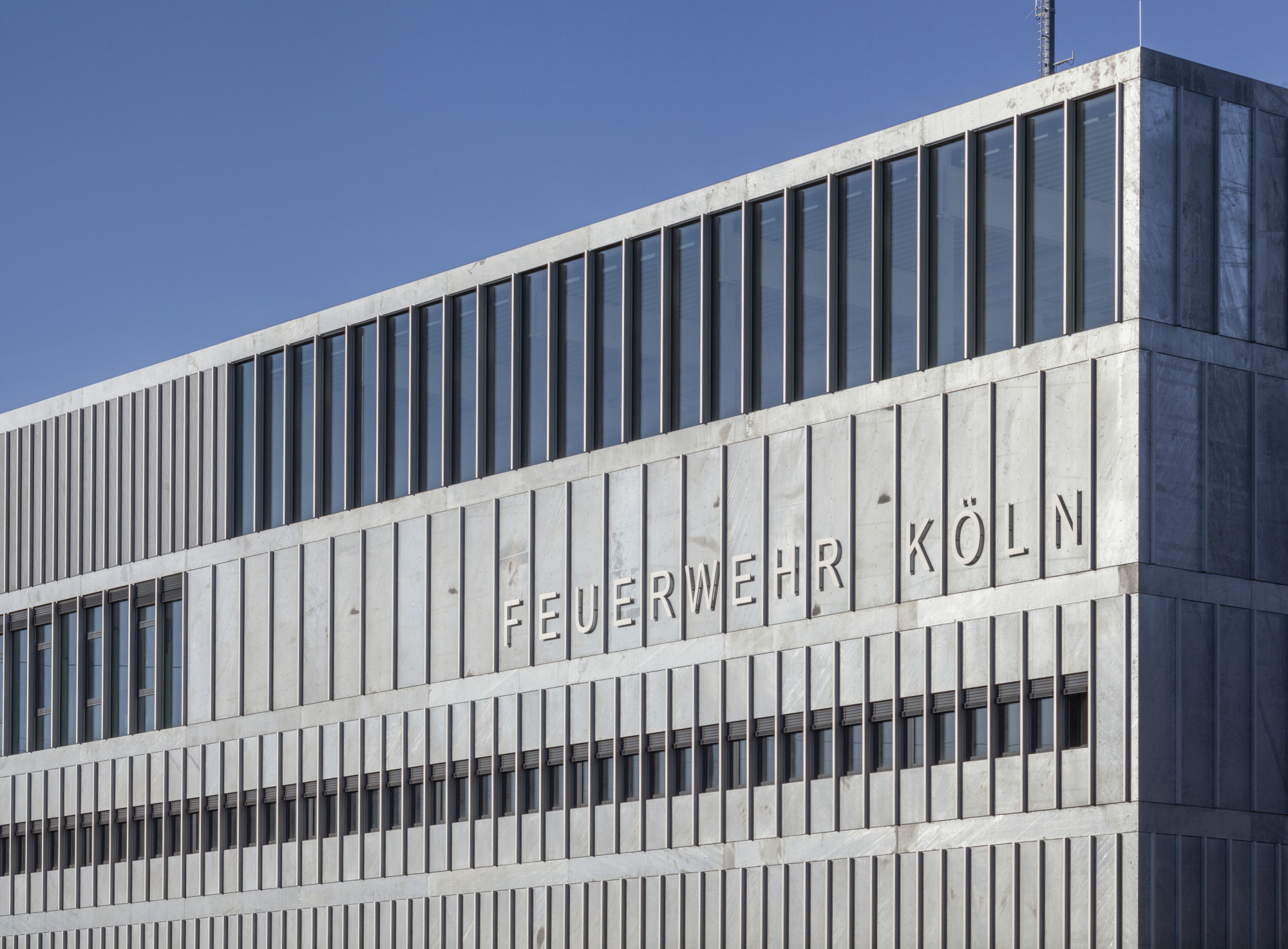 Die Fassade ist mit feuerverzinkten Stahlblechtafeln verkleidet.