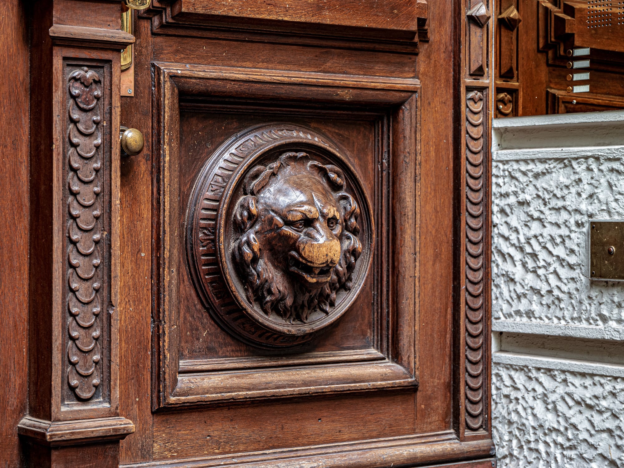 Löwenkopf in einer repräsentativen Eingangstür, Fasanenstraße Berlin, 1898/99 von Samuel Fritz Goldmann entworfen und gebaut, heute denkmalgeschützt