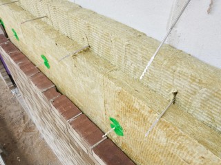 Die Steinwolledämmplatten Kernrock 033 haben eine Wärmeleitfähigkeit mit einem Nennwert von 0,032 W/(mK) und bieten somit hervorragenden Wärmeschutz. 
