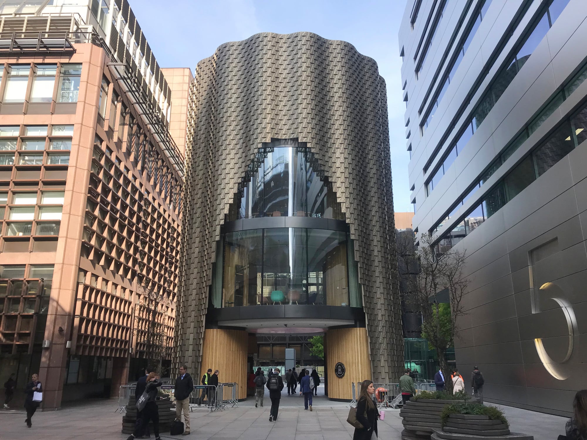 Der Büropavillon 3 Broadgate in der City of London hat eine neue Fassade erhalten.