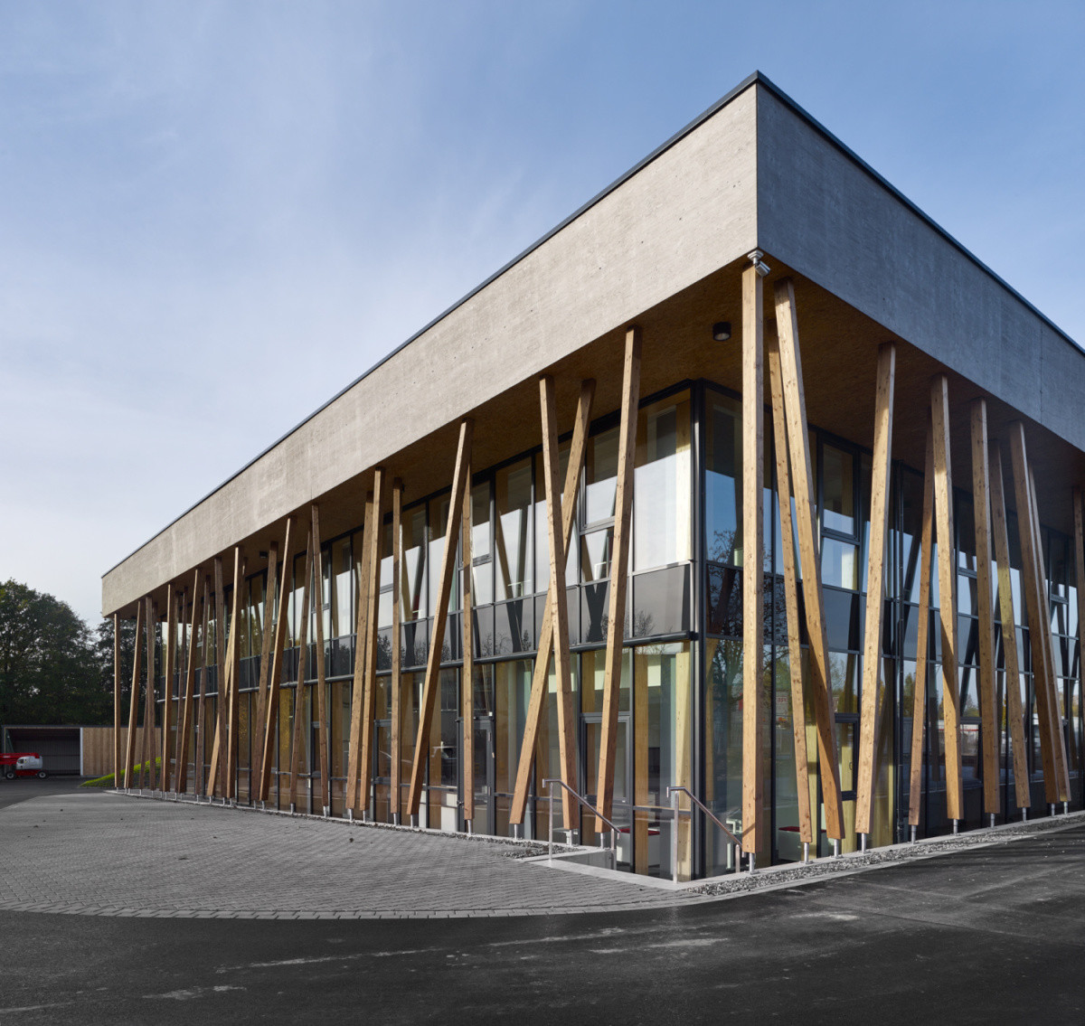 Der Neubau bietet Platz für Büros, Ausstellungsräume, offene Arbeitsräume und Werkstätten mit Laboren. Darüberhinaus gibt es Schulungs- und Versammlungsräume, eine Galerie und ein Bistro.