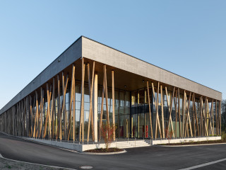 Das Jowat - Haus der Technik entstand nach Plänen des Berliner Instituts für urbanen Holzbau (IfuH) mit Roedig Schop Architekten und CKRS Architekten.