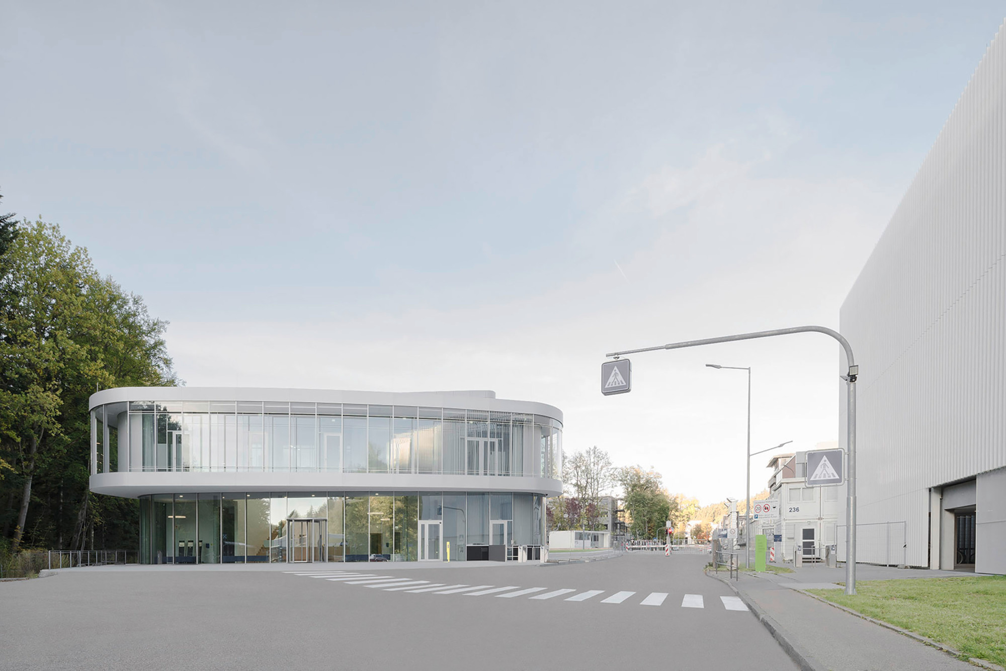 Empfangsgebäude mit Parkhaus