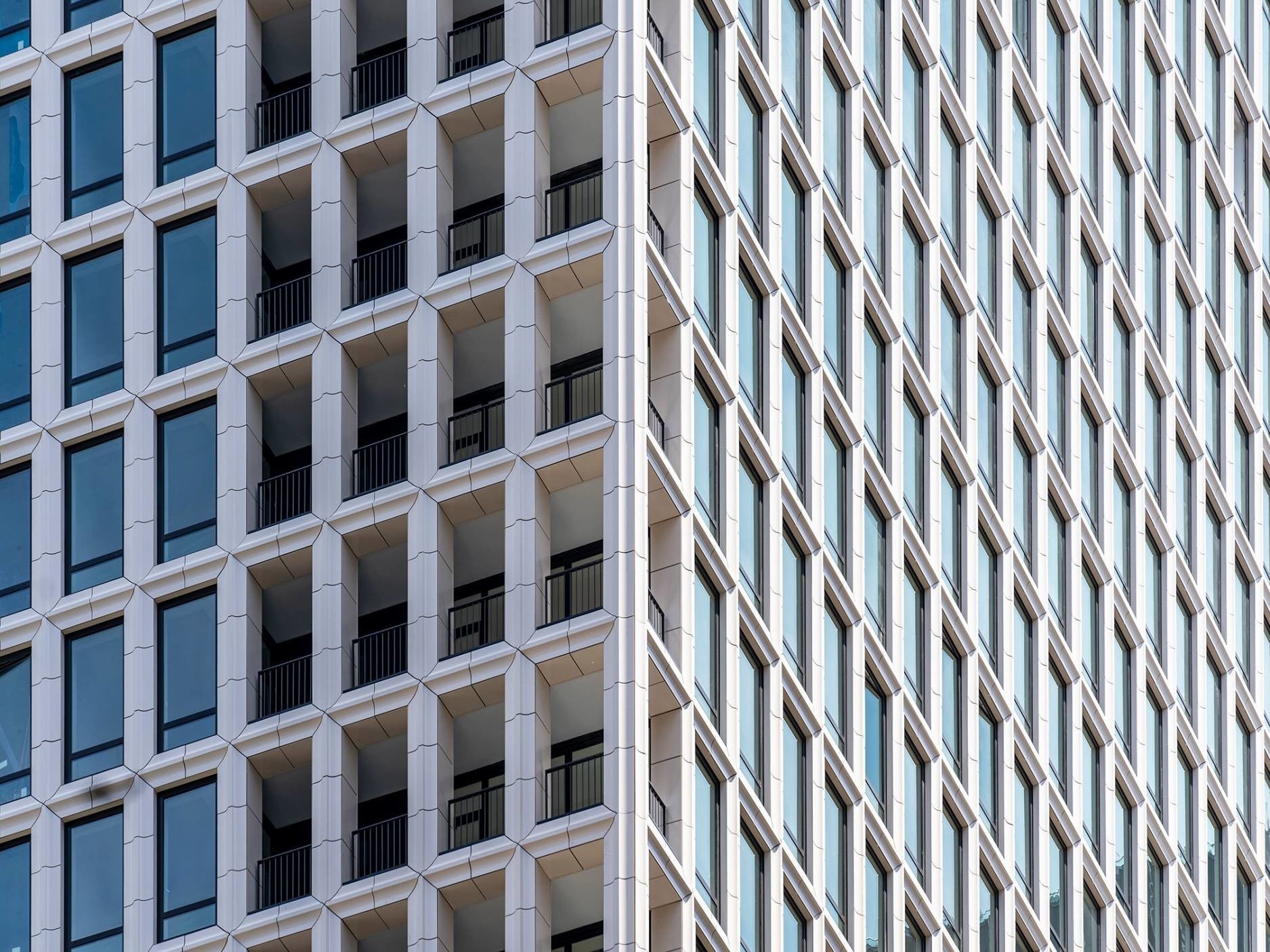 Dreidimensionale Keramikelemente zieren die Fassade des Wohnturms The Park Loggia, der nach Plänen des Architekturbüros Skidmore Owings & Merrill in New York errichtet wurde.