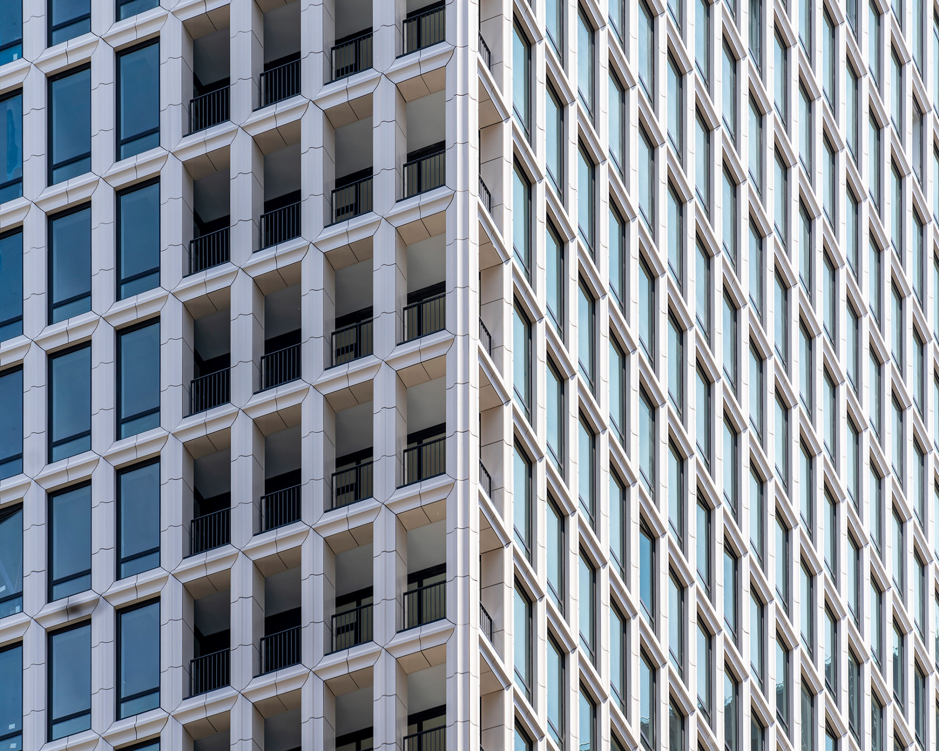 In die Fassade des Gebäudes eingebaute Loggien verbinden den Innen- mit dem Außenbereich.