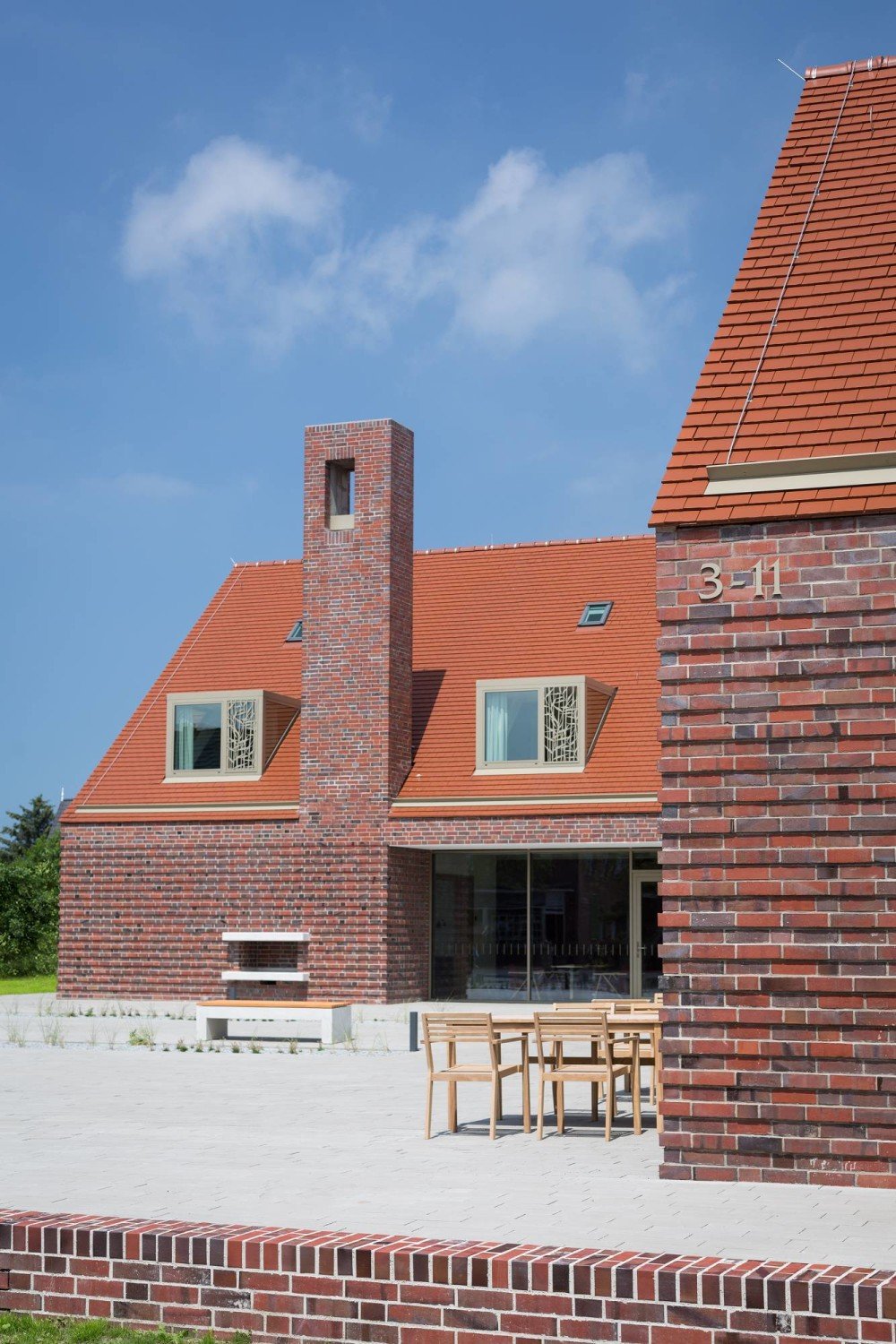 Horizontale Strukturen im Mauerwerk fassen Fenster und Öffnungen zusammen und betonen die Gebäudeecken.