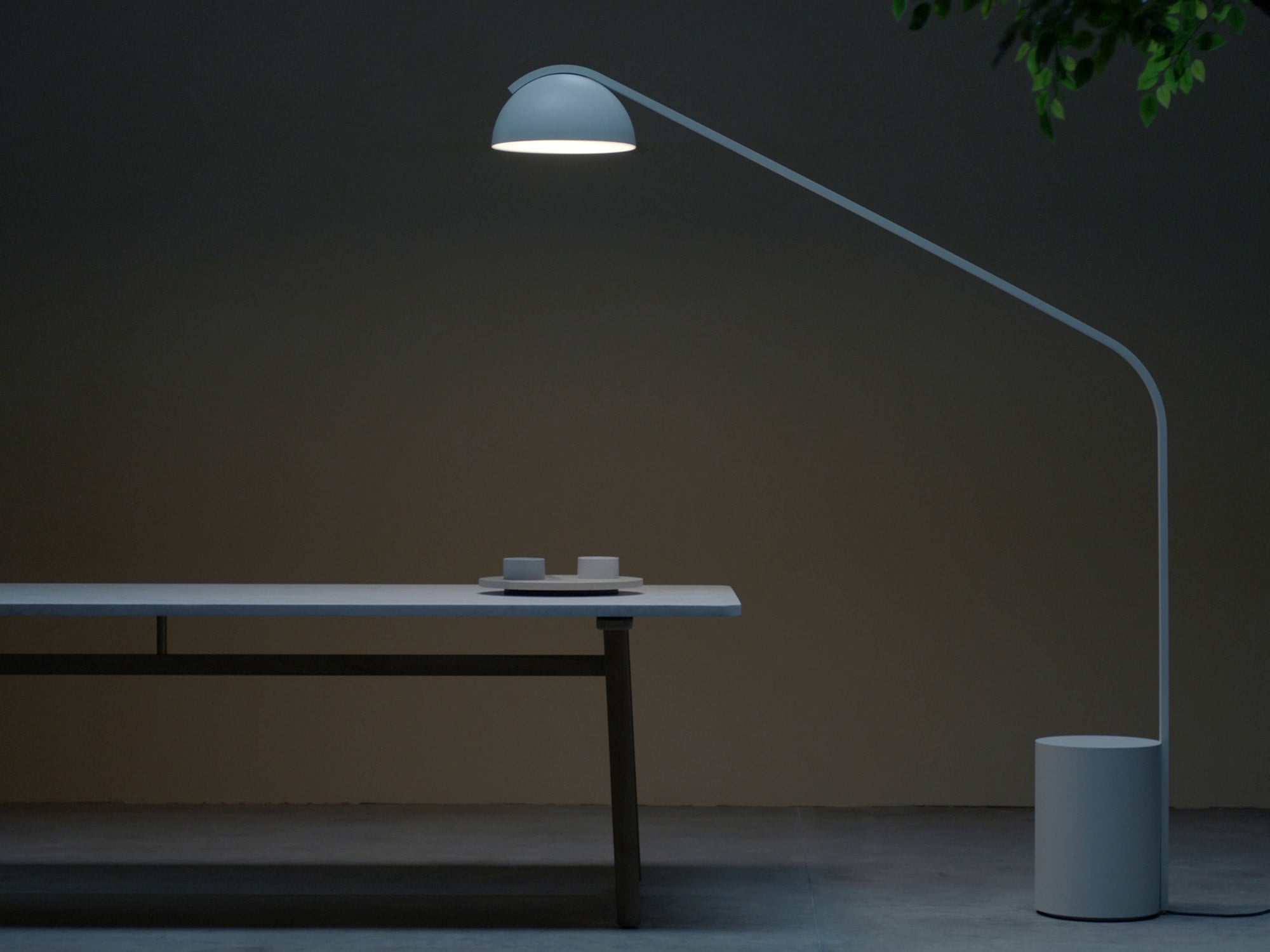 Naoto Fukasawa hat für das katalanische Label Katal mit Half Moon eine Outdoor-Stehleuchte entworfen. 
