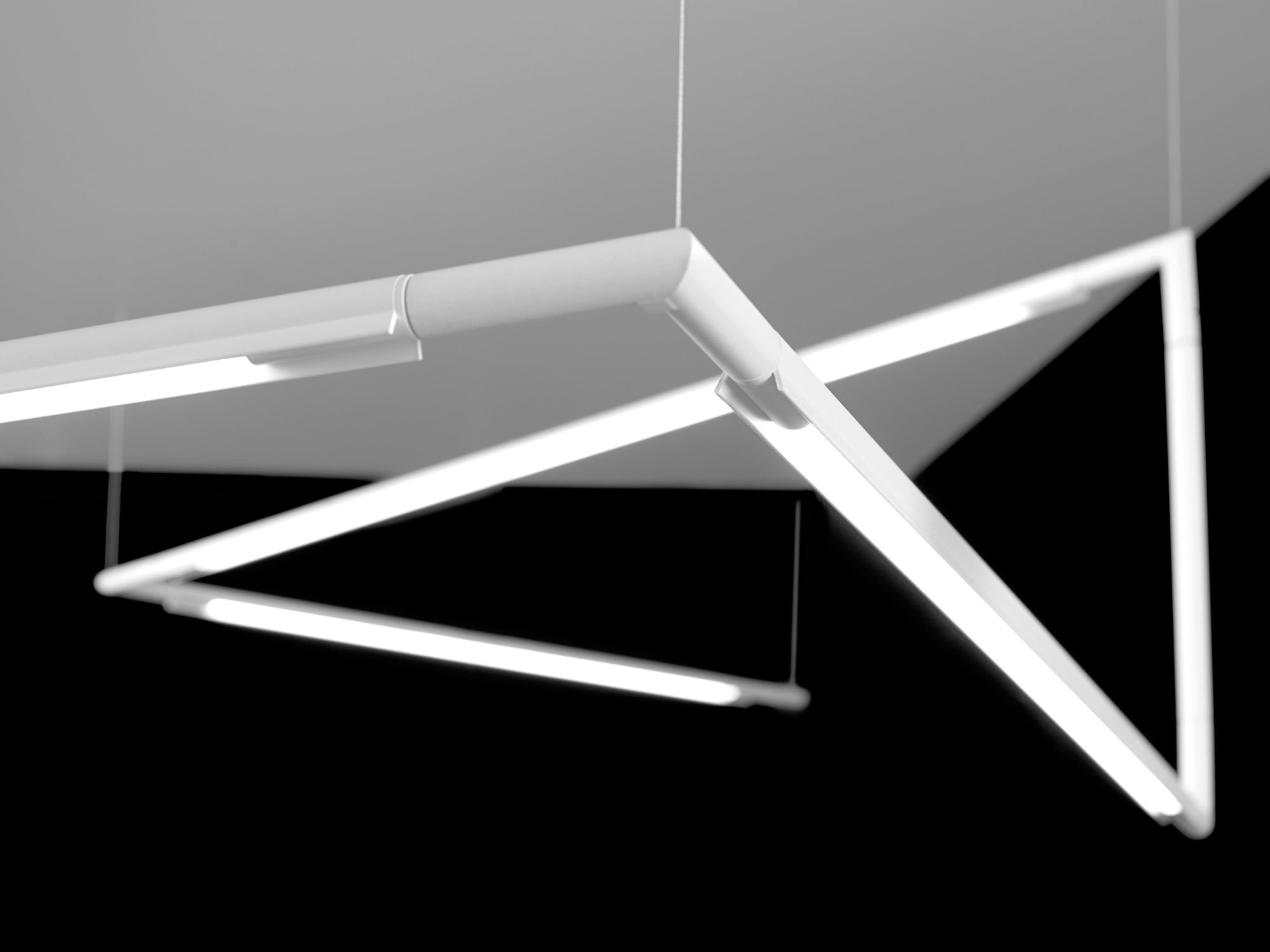 Slim System sind schlanke LED-Hänge- und Deckenleuchten, die Josep Lluscà für den spanischen Hersteller Fluvia entworfen hat.
