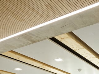 Untersicht einer Holz-Beton-Verbunddecke: Die hybriden Bauteile ermöglichen eine ideale Ausnutzung der Eigenschaften von Holz und Beton.