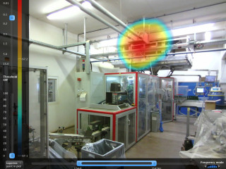 Analog zu einer Wärmebildkamera werden hier Schallimmissionen farbig über eine Digitalkamera mit 324 eingebauten Mikrofonen live vor Ort optisch dargestellt.