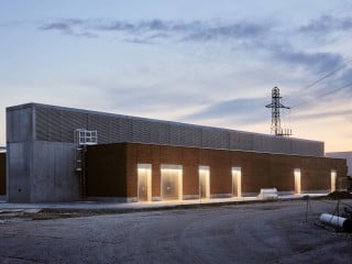 Tectoniques Architectes aus Lyon zeichnen für den Entwurf des Umspannwerks in der Nähe eines Wasserkraftwerks in Villeurbanne verantwortlich.