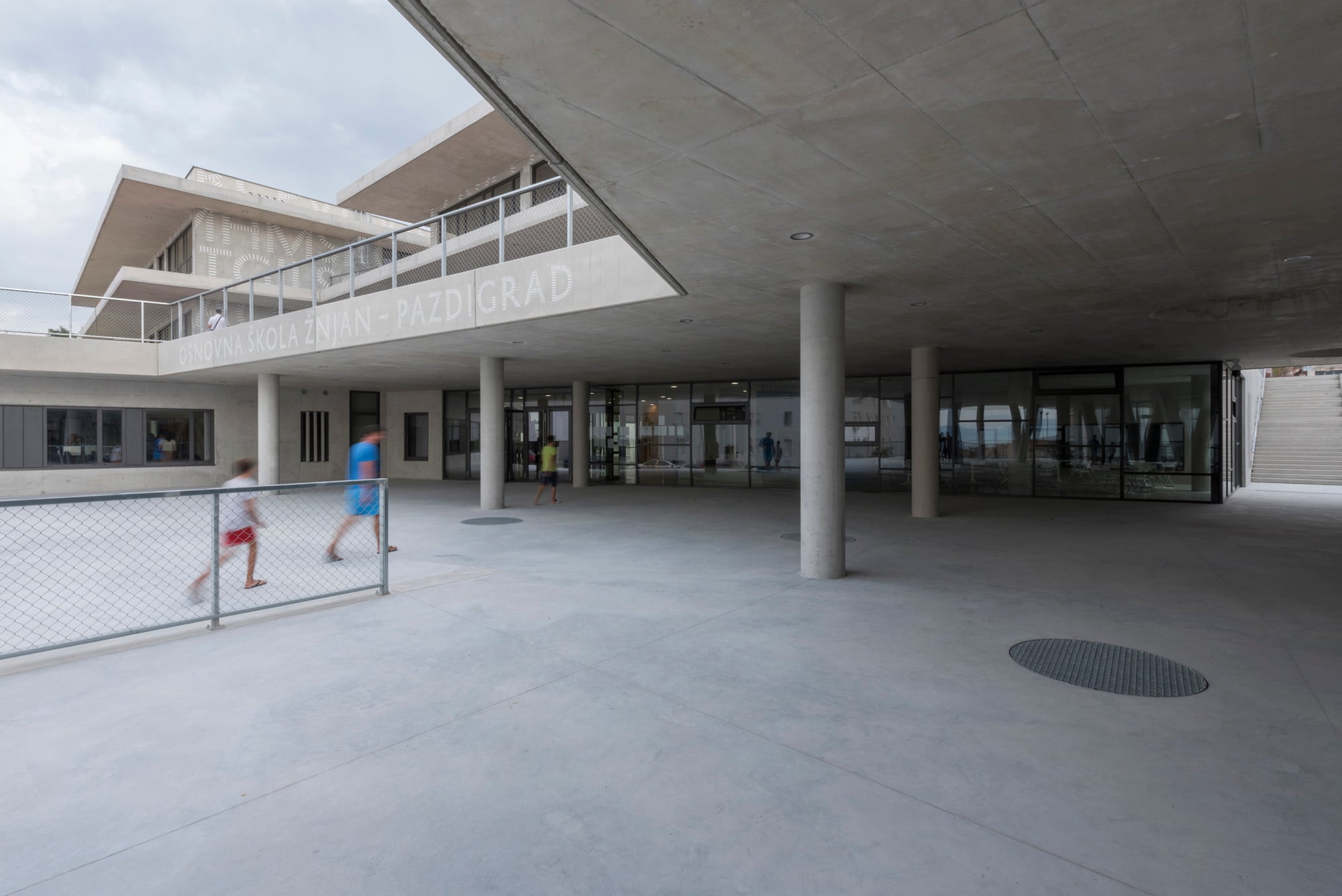 In diesem heterogenen Umfeld schuf das das junge Architekturbüro x3m aus Zagreb einen gestalterisch beispielhaften Schulbau (im Bild: Eingangsbereich).