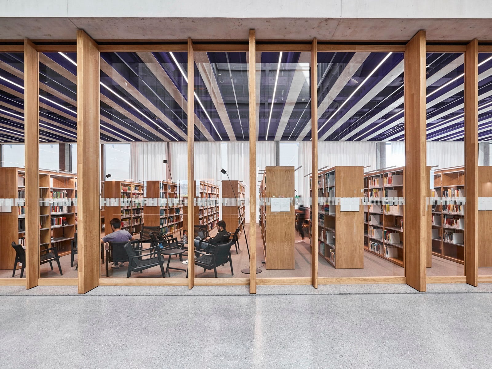 Im dritten Obergeschoss befindet sich eine Bibliothek, in der alle Zuluft-Leitungen sichtbar in den Rippen der Betonrippendecken liegen.