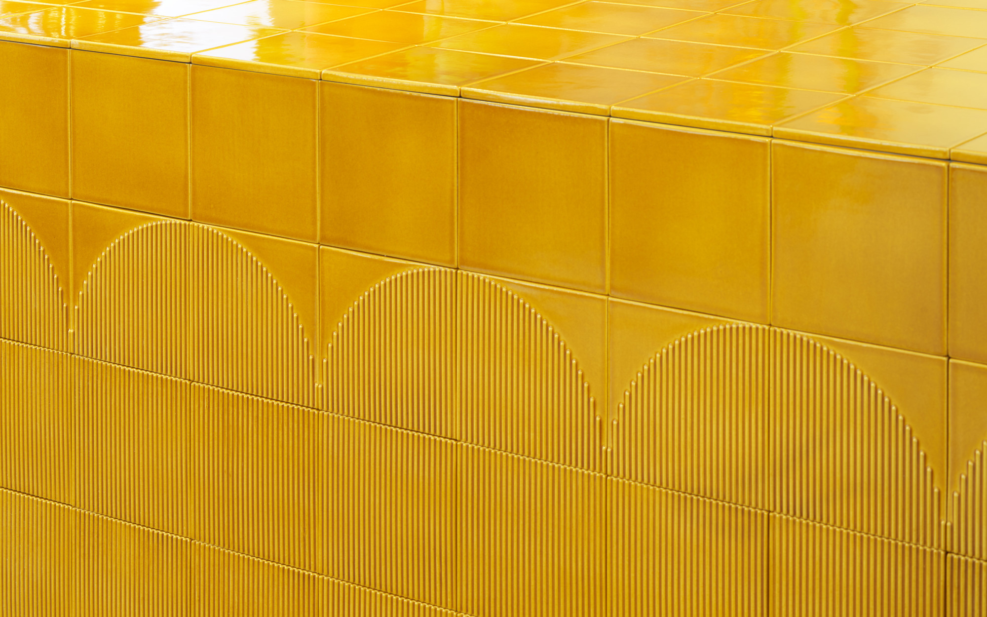 Die besondere Raffinesse sind aber die feinen Rillen der Oberfläche einiger Varianten. 