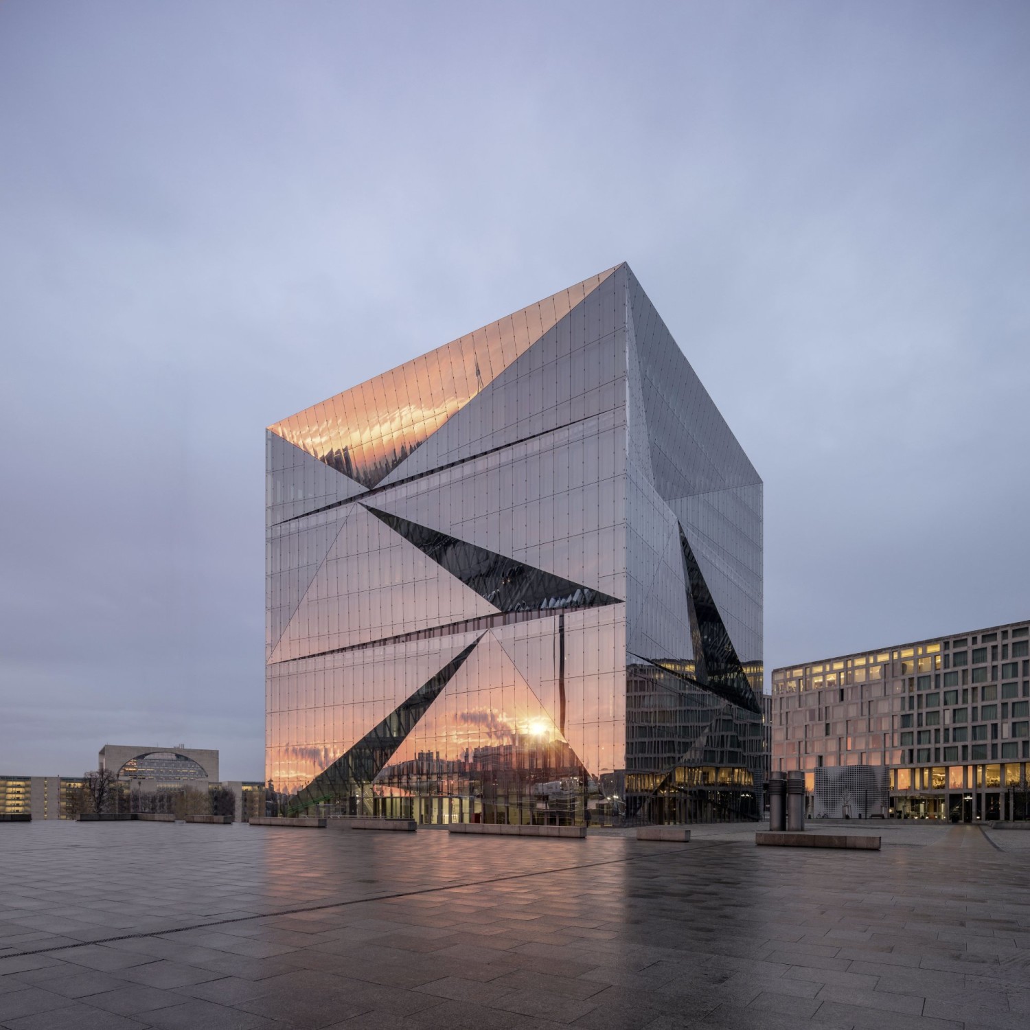 Dass hier trotz viel Glas wenig Kühlenergie benötigt wird, soll eine in die gläserne Doppelfassade integrierte Sonnenschutzanlage des Herstellers Warema bewirken.