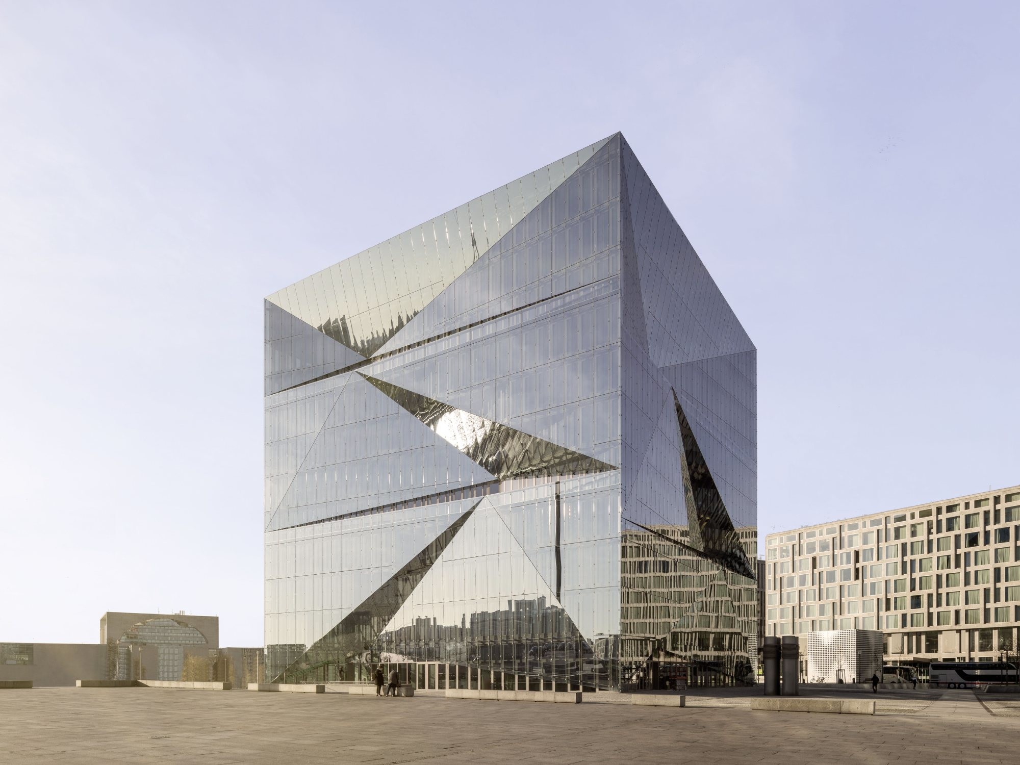 Das Glashochhaus Cube in Berlin wird als Europas modernstes Bürogebäude bezeichnet.