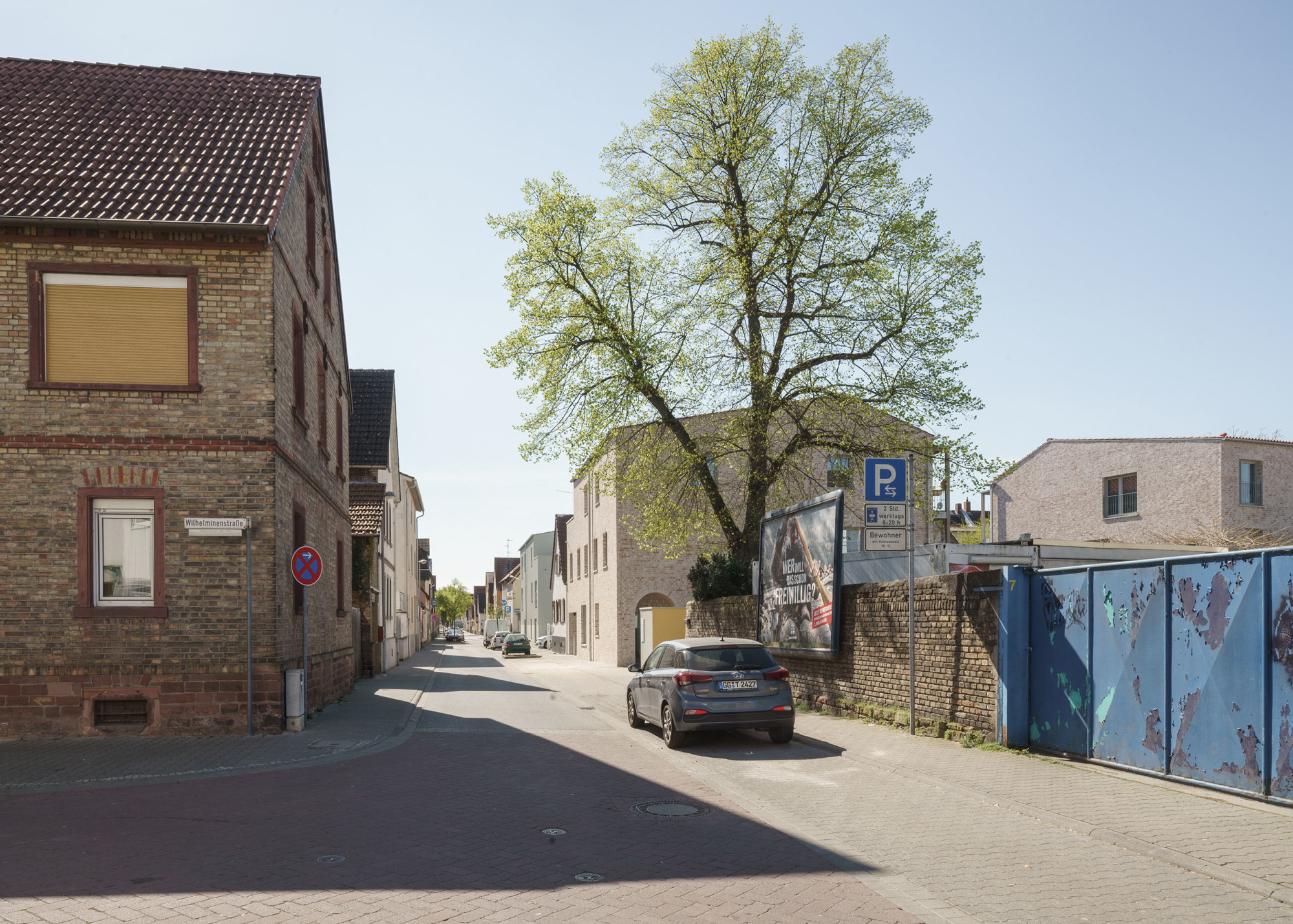 Die Wahl des Fassadenmaterials knüpft nicht nur an das Sichtmauerwerk einiger Nachbarbauten an, sondern auch an die Fassaden des Opel-Altwerks aus rotem Backstein. 