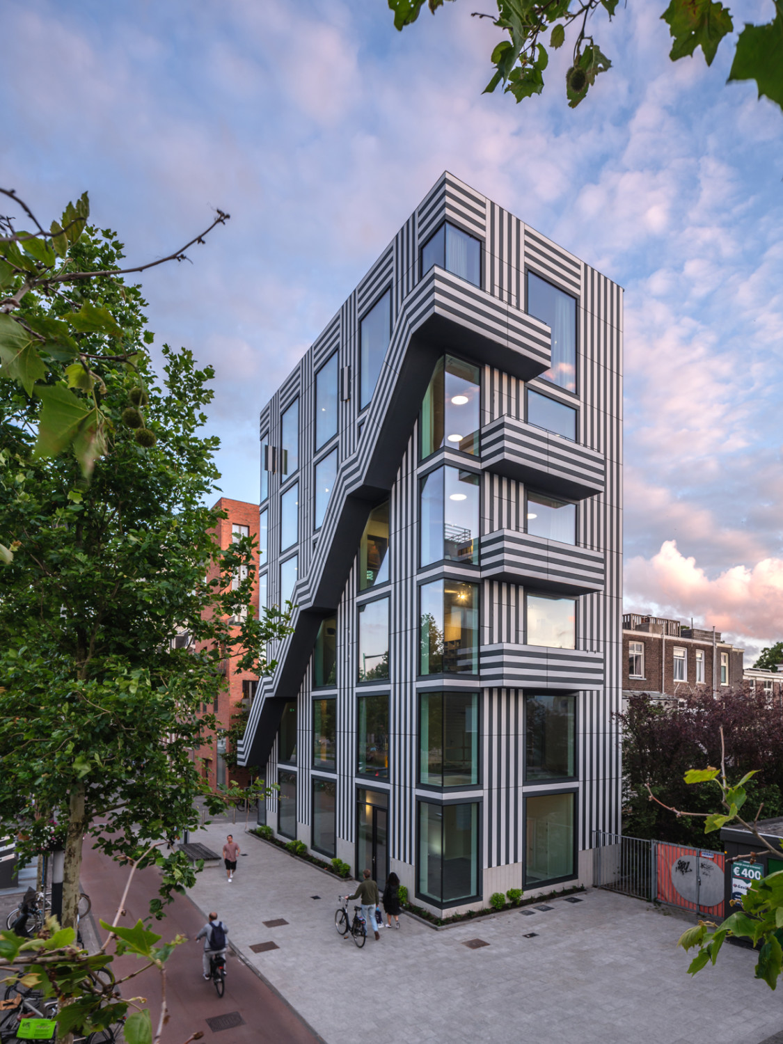 Die Fassade verweist auf die Funktion als Sitz eines Grafikdesignstudios.