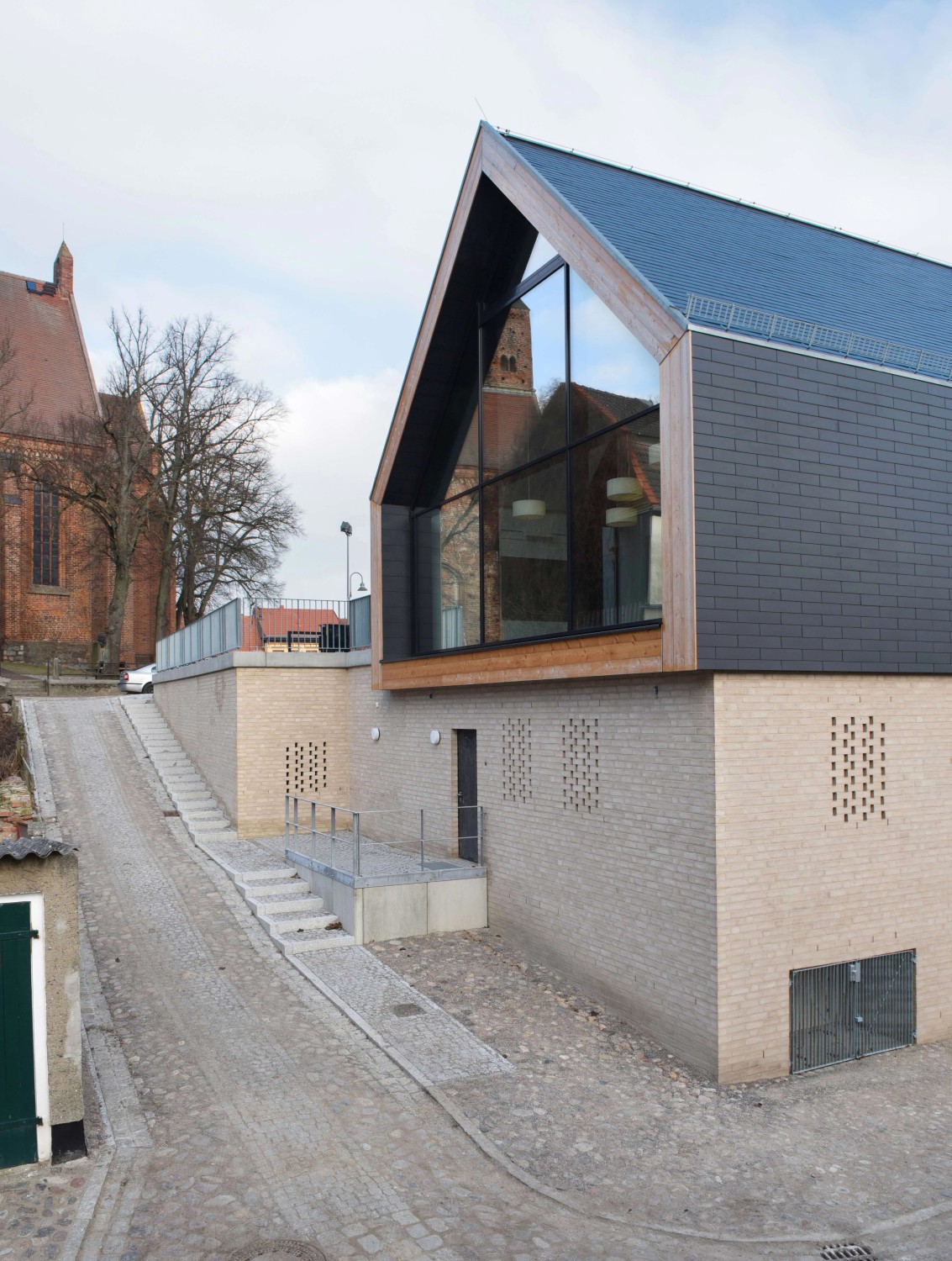 Architekt Christian Peters aus Neustrelitz orientierte sich beim Neubau an der Gebäudetypologie vorhandener Remisen.