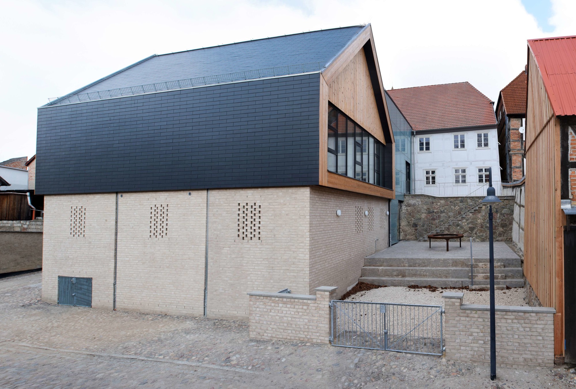 An Dach und Fassade kamen Eternit Cedral Faserzementplatten zum Einsatz.