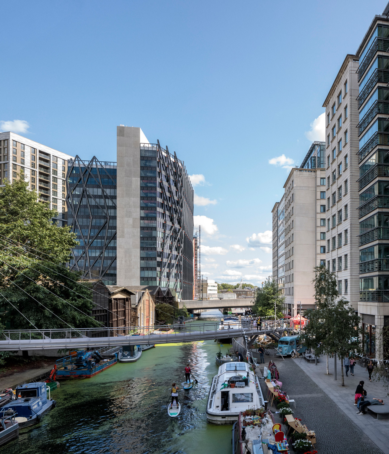 Der Neubau mit dem außergwöhnlichen Exoskelett trägt auch zum urbanen Leben im Quartier am Grand Union Canal bei.