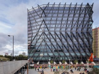 In London, gegenüber der Paddington Station, haben Fletcher Priest Architects ein siebzehngeschossiges Bürohochhaus fertiggestellt.