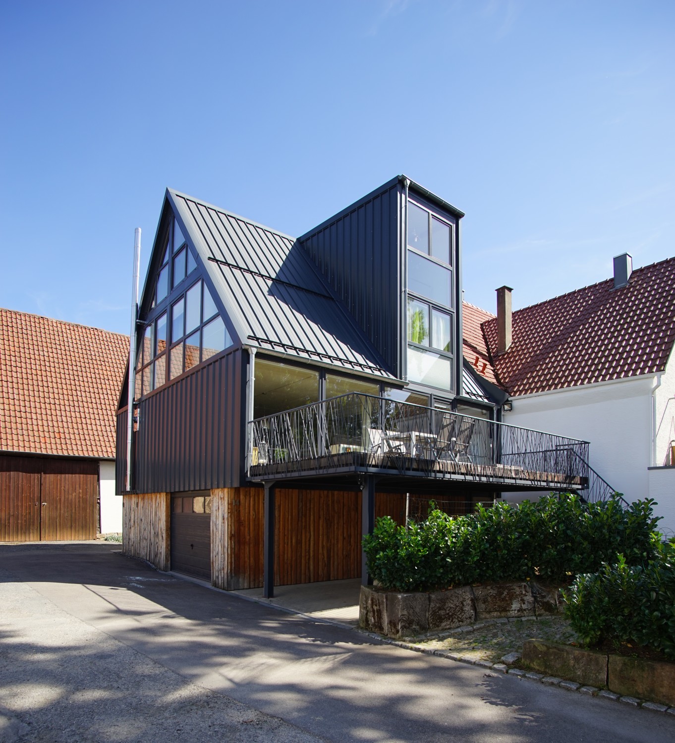 Für passive, solare Energiegewinne sorgen das große, nach Süden orientierte Fenster im Wohnbereich sowie das vertikale Gaubenfenster im zweiten und dritten Obergeschoss. 
