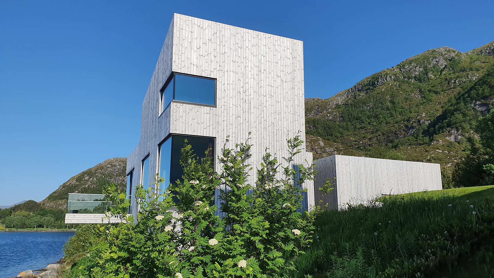 Durch seine reduzierte Wärmeleitfähigkeit besitzt das Holz ein höheres Dämmvermögen, was für den Fassadenbau günstig ist.