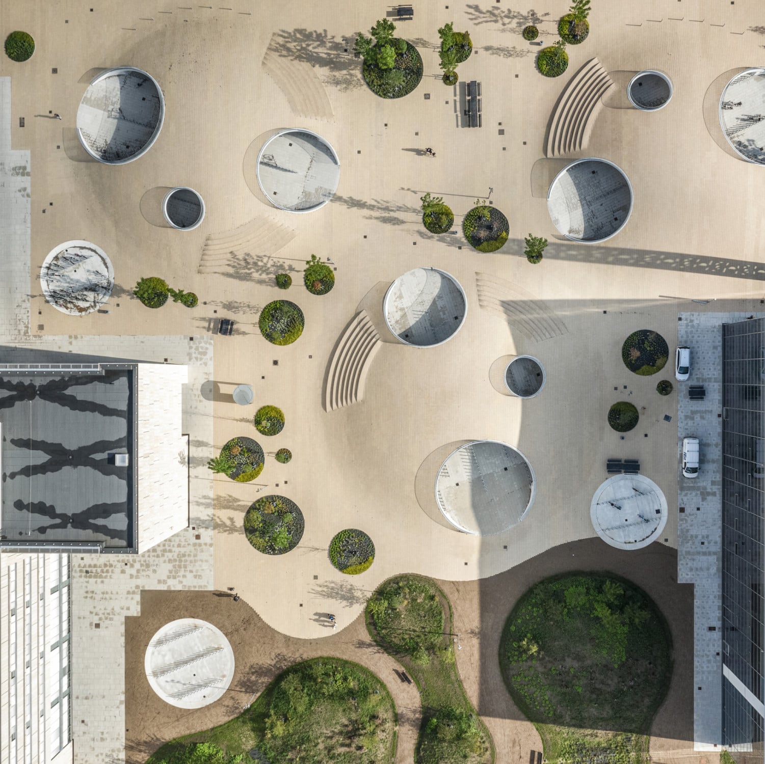 Das Architekturbüro Cobe schuf für den Karen Blixens Plads in Zusammenarbeit mit den Ingenieuren von EKJ und CN3 eine Hügellandschaft mit drei Höhlen, die als überdachte Fahrradabstellplätze dienen. 