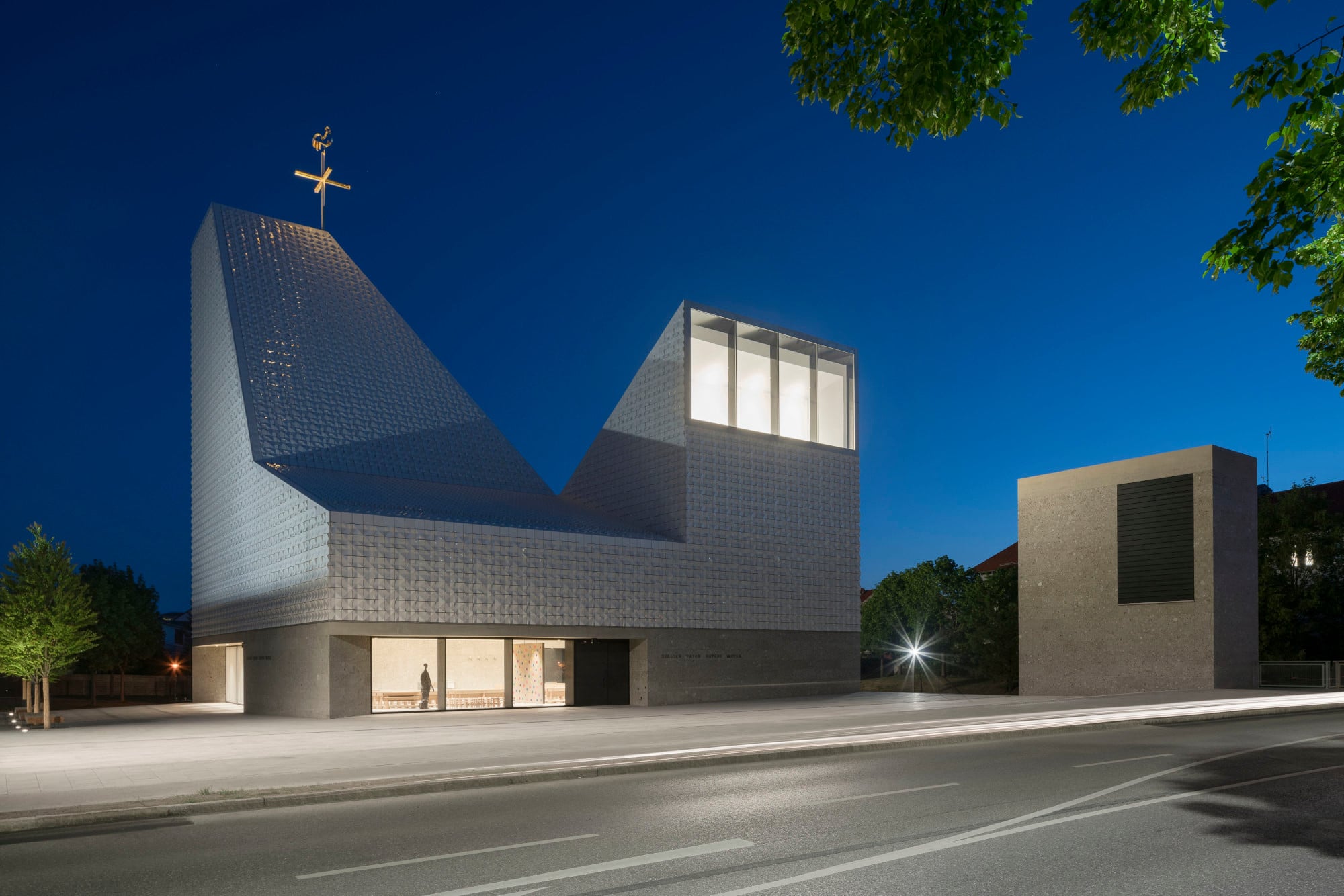 Der Sakralbau im Auftrag des Erzbischöflichen Ordinariats München prägt die Ortsmitte.