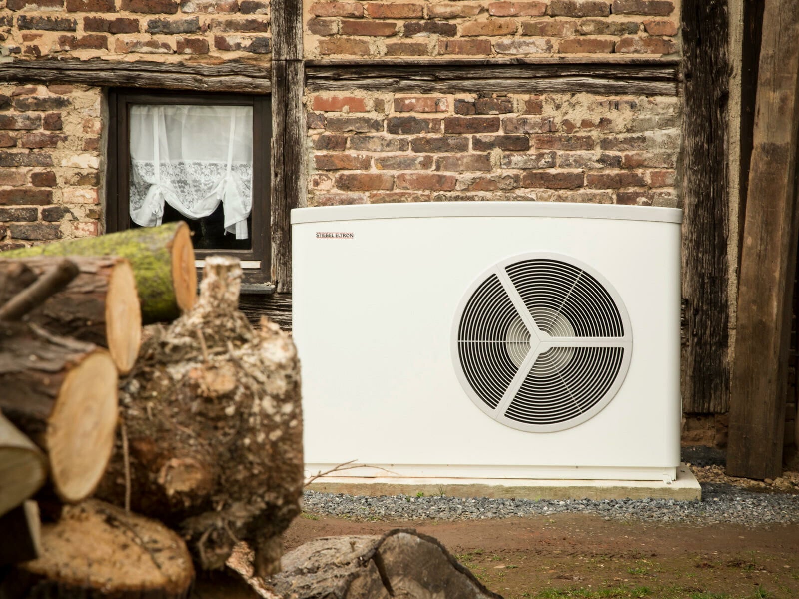Die Bafa-Förderung übernimmt bis zu 45 Prozent der gesamten Kosten, wenn im Neubau oder im Bestand eine effiziente Wärmepumpe eingebaut wird – wie hier die WPL 25 von Stiebel Eltron.