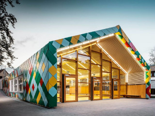 Die neue Mensa von Hammeskrause Architekten ist das farbenfrohe Zentrum der Anne-Frank-Gemeinschafts-Schule und der Heilbrunnenschule im Stuttgarter Stadtteil Möhringen.