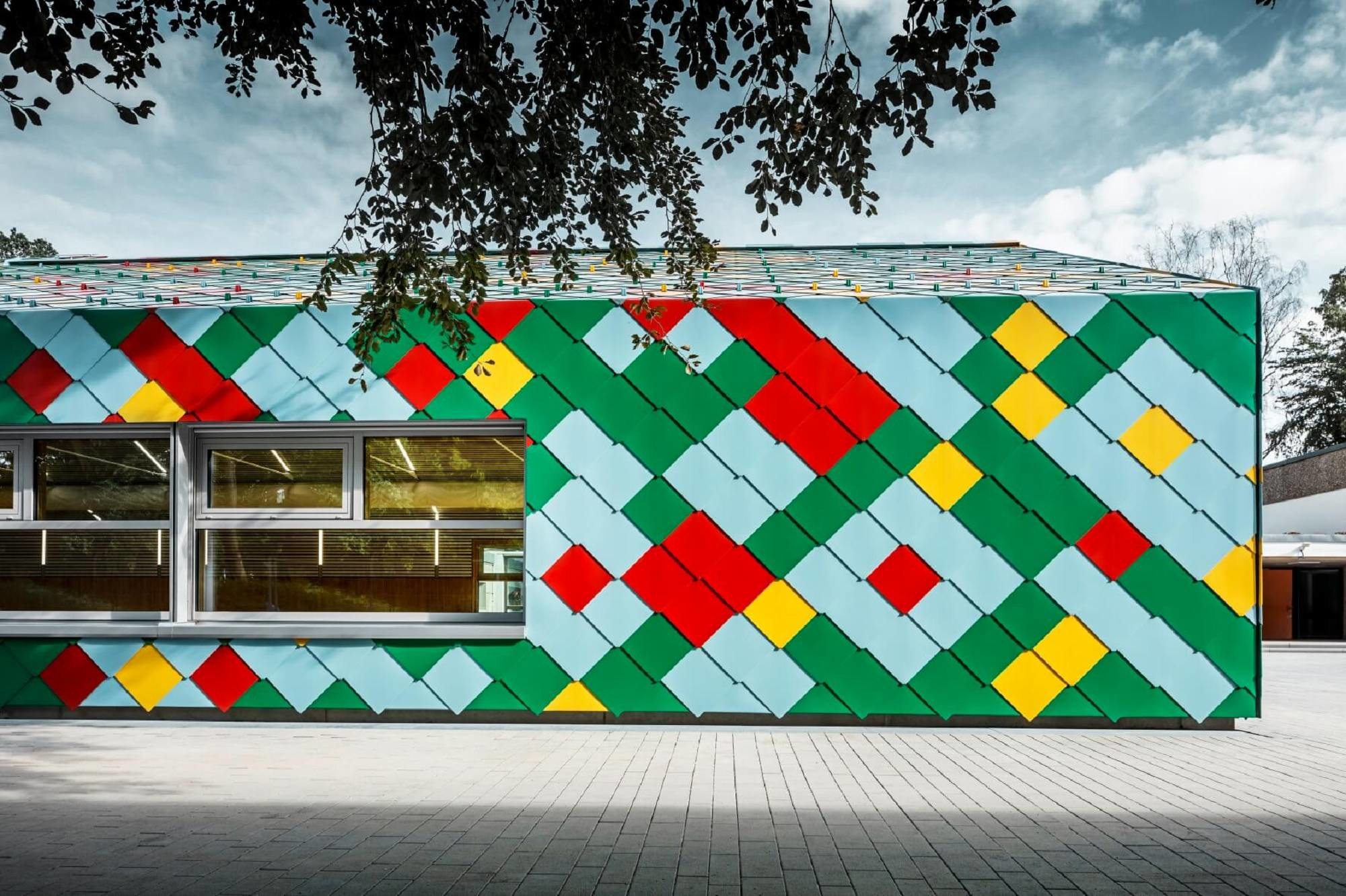 Schüler aus beiden Schulen waen an der Gestaltung der Außenhaut beteiligt.