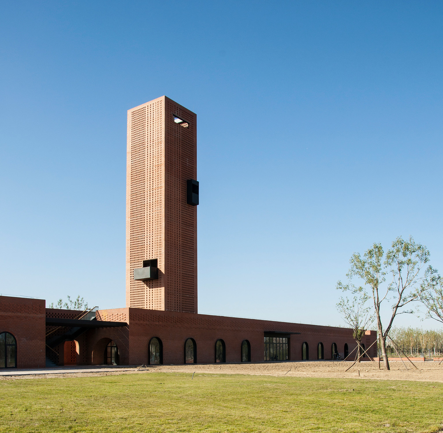 Über einem eingeschossigen, rechteckigen Gebäuderiegel ragt als Äquivalent zum einstigen Schornstein des Brennofens ein begehbarer Turm mit quadratischem Grundriss und vier Aussichtspunkten in die Höhe. 