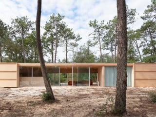 Inspiriert von der kalifornischen Moderne und der Architektur von John Lautners entwarf der in Paris ansässige Architekt Nicolas Dahan einen lang gestreckten, großzügig und transparent gestalteten Flachdachbungalow.