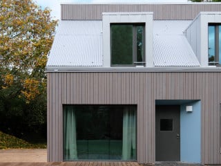 Bei ihrem Entwurf orientierten sich haus.architekten an der eher ländlichen Umgebung (Ansicht Südost).