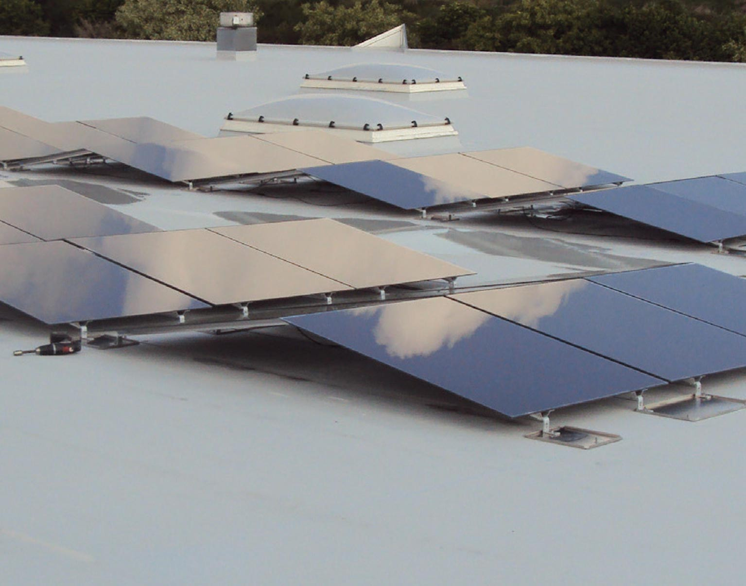Kl&ouml;ber © Flachdach abgedichtet mit HydrostopEU und Solaranalage