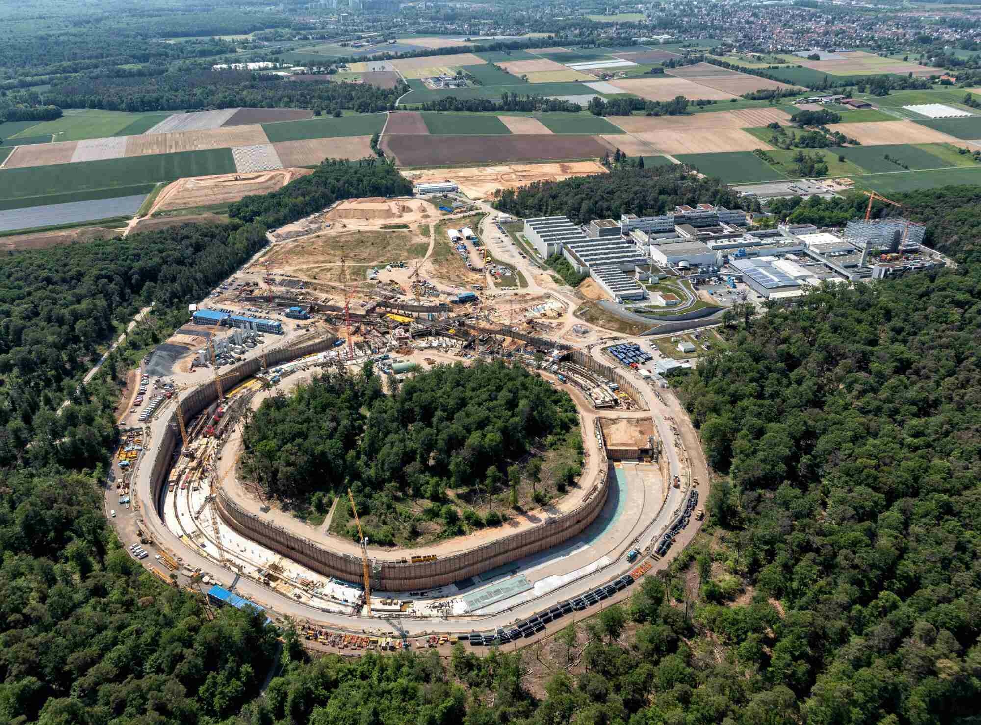 Der eigentliche Teilchenbeschleuniger ist ein unterirdisches Ringbauwerk von über einem Kilometer Länge.